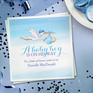 Servilleta De Papel Un niño bebé va camino de las toallas azules