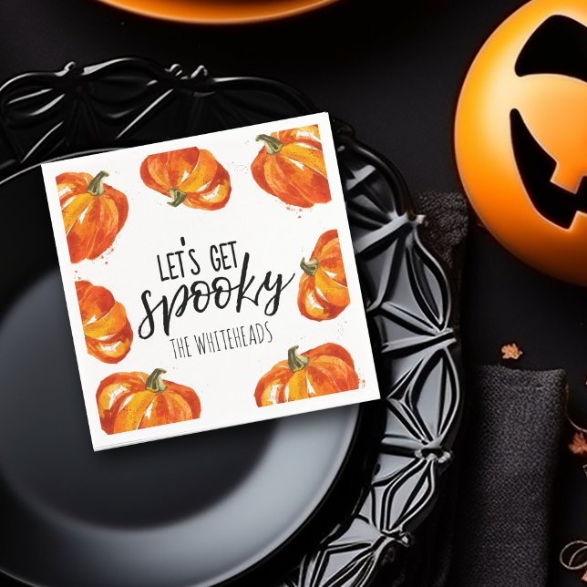 Servilleta De Papel Vamos a encontrar la calabaza de Halloween espeluz (Let's get spooky typography with watercolor pumpkin border napkin design for a Halloween party.)