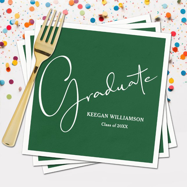Servilleta De Papel Verde de graduación de guiones modernos (Modern white script on green graduation party napkins, paper plates in our store)