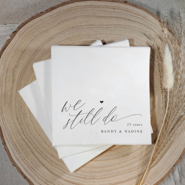 Servilleta De Papel We Still Do Elegant Wedding Anniversary (Elegant modern script "we still do" wedding anniversary napkins with a simple heart script design)