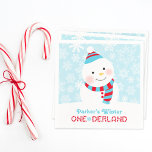 Servilleta De Papel Winter ONEderland Birthday Snowman Fiesta<br><div class="desc">Winter wonderland "ONEderland" diseño de la servilleta de la fiesta de primer cumpleaños presenta a un muñeco de nieve de invierno feliz vestido con un gorra, una bufanda y un texto personalizado. El fondo tiene un patrón de copos de nieve. Los colores azul hielo, turquesa, rojo y blanco con acentos...</div>