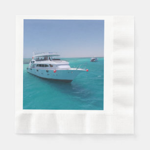 Servilleta De Papel Yate blanco con nieve cerca de la isla blanca en e