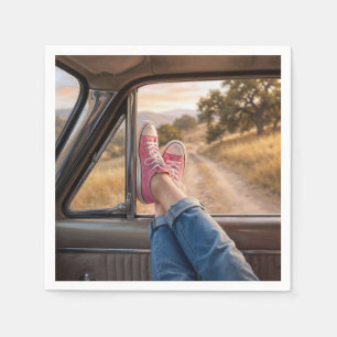 Servilleta De Papel Zapatillas rosas en la ventana de un coche retro