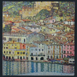 Servilleta De Tela Malcesine en el lago Garda por Gustav Klimt<br><div class="desc">Malcesine en el lago de Garda (1913) de Gustav Klimt es una pintura de estilo Art Nouveau de la época victoriana. Bonitas vistas de la ciudad italiana de Malcesine, con edificios y casas a orillas del puerto. Las casas y botes arrojan una reflexión en el agua tranquila. Se pueden ver...</div>
