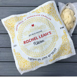 Servilleta De Tela Ornate Scroll Lines Gold Challah Dough Cover &<br><div class="desc">Los aficionados a la elaboración de bolas: ¡exprésate y demuéstrate tu estilo personal mientras devolves a los necesitados! Nuestras cubiertas para la masa 100% de algodón son funcionales y están bellamente diseñadas para cubrir su masa creciente. Están decoradas en un estilo tradicional, clásico y moderno. Muchas de nuestras portadas también...</div>