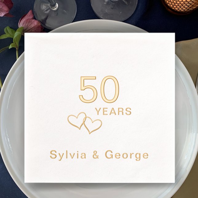 Servilletas Con Brillo Elegante Fiesta de 50 Aniversario de la Modernidad (Add couple’s names for a personalized real gold foil 50th anniversary party napkins. Stylish hearts.)