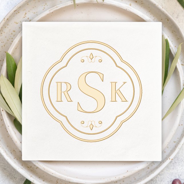 Servilletas Con Brillo Iniciales de monograma de marco formal elegante (classy traditional monogram with quatrefoil border elegant personalized wedding napkins gold foil)
