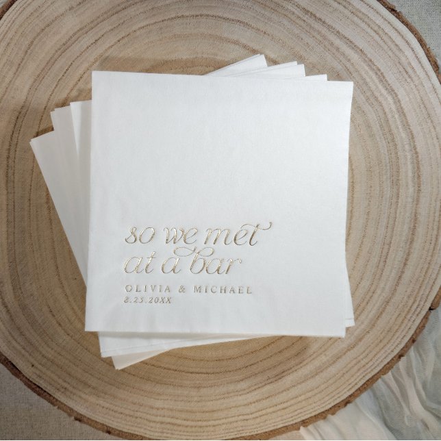 Servilletas Con Brillo Relieve metalizado dorado y nos reunimos en un bar (So we met at a bar elegant gold foil stamped wedding napkins)