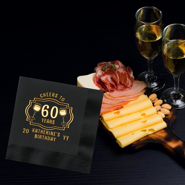 Servilletas Con Brillo Saludos a 60 años de gafas de vino nombre de cumpl ("Cheers to 60 Years" wine Glasses 60th Birthday with Name and Year Stamped Foil Napkins)