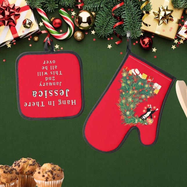 Set De Manoplas 2 De Enero Todo Esto Será Sobre Navidades Gracioso (Cute Funny Sarcastic  "hang in There" cat in Christmas tree Custom Christmas Apron for the cook.)