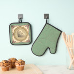Set De Manoplas 30/12 Aniversario de la Perla Mitt y Pot Holders<br><div class="desc">¿Es su trigésimo o duodécimo aniversario de boda? No será divertido dar esto; un emblema original del corazón sobre un adorno gráfico de perlas adornado con ollas para marcar su hito; un ritual y emblema para sus aniversarios de perlas!</div>