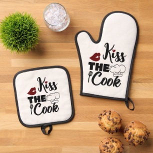Set De Manoplas besa al cocinero