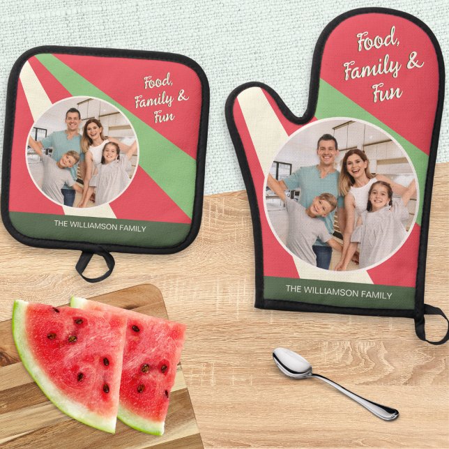 Set De Manoplas Comida, familia y diversión Resumen Foto moderna ('Food, Family & Fun' custom photo oven mitt and pot holder set, in watermelon red, green and cream)