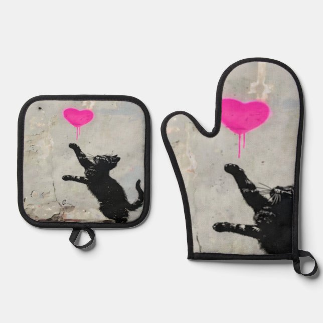 Set De Manoplas Cute Black Cat Playing with A Pink Heart (Anverso)
