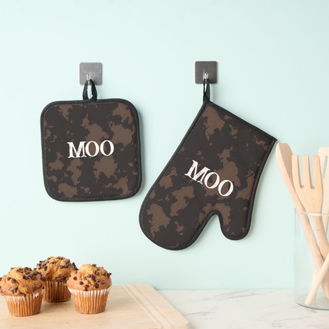 Set De Manoplas Fun Faux Cow Print Black and Brown (Insitu (colgante))