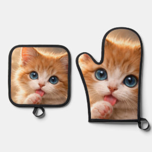 Set De Manoplas Gatito de ojos azules lamiendo su pata