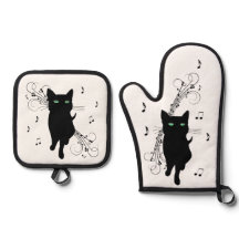 Gato negro rodeado de notas susurrantes de música