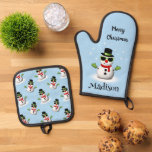 Set De Manoplas Guay Snowman Merry Christmas Winter Custom name<br><div class="desc">Guay Snowman Merry Christmas Winter Custom nombre Oven Mitt & Pot Holder Set. Personalizar lindo y único regalo de niño para hornear. Ilustracion de un muñeco de nieve fresco con gafas de sol y guantes verdes,  bufanda roja y sombrero de top negro sobre azul claro.</div>
