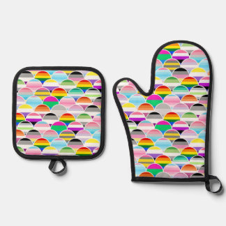 Set De Manoplas LGBTQIA+ Queer Scalloped Pride Flag Fans