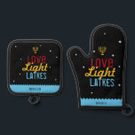Set De Manoplas Love Light Latkes Black Hanukkah Funny Cita<br><div class="desc">Love Light Latkes Black Hanukkah Funny Quote Oven Mitt & Pot Holder son totalmente hipster cool! Con una Menorah. Este dicho colorido y humorístico destaca en realidad en el fondo negro estrellado de la noche. Un regalo práctico que seguramente hará sonreír a su chef favorito en este Chanukah. Personaliza con...</div>