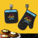 Set De Manoplas Love Light Latkes Black Hanukkah Funny Cita<br><div class="desc">Love Light Latkes Black Hanukkah Funny Quote Oven Mitt & Pot Holder son totalmente hipster cool! Este dicho colorido y humorístico destaca en realidad en el fondo negro estrellado de la noche. Un regalo práctico que seguramente hará sonreír a su chef favorito en este Chanukah. Personaliza con tu nombre. ¿Necesita...</div>