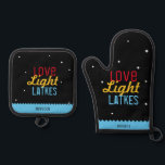 Set De Manoplas Love Light Latkes Black Hanukkah Funny Cita<br><div class="desc">Love Light Latkes Black Hanukkah Funny Quote Oven Mitt & Pot Holder son totalmente hipster cool! Este dicho colorido y humorístico destaca en realidad en el fondo negro estrellado de la noche. Un regalo práctico que seguramente hará sonreír a su chef favorito en este Chanukah. Personaliza con tu nombre. ¿Necesita...</div>
