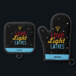 Set De Manoplas Love Light Latkes Hanukkah Funny Hebrek Name<br><div class="desc">Love Light Latkes Black Hanukkah Funny Quote Oven Mitt & Pot Holder son totalmente hipster cool! Con una Menorah. Este dicho colorido y humorístico destaca en realidad en el fondo negro estrellado de la noche. Un regalo práctico que seguramente hará sonreír a su chef favorito en este Chanukah. Personaliza con...</div>