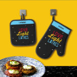 Set De Manoplas Love Light Latkes Hanukkah Funny Hebrek Name<br><div class="desc">Love Light Latkes Black Hanukkah Funny Quote Oven Mitt & Pot Holder son totalmente hipster cool! Este dicho colorido y gracioso destaca en el fondo negro estrellado de la noche. Un regalo práctico que seguramente hará sonreír a su chef favorito este Chanukah / Hanukkah. Personaliza con un nombre hebreo. [NOTA:...</div>