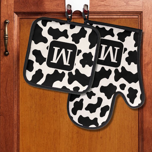 Set De Manoplas Monograma blanco y negro de impresión en animales  (Cow Animal Print Spotted Black & White Monogram Oven Mitt & Pot Holder Set
)