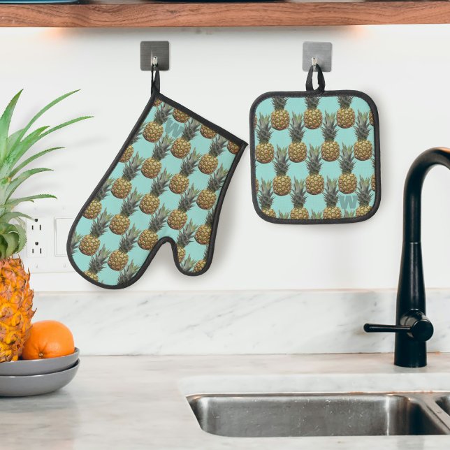 Set De Manoplas Monograma de piña tropical (Perfect Pineapple Oven Mitt and Pot Holder Set for your kitchen, Just add your initial)