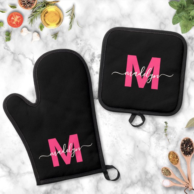Set De Manoplas Monograma del nombre negro rosado caliente (Hot Pink Black Name Monogram Oven Mitt & Pot Holder Set)