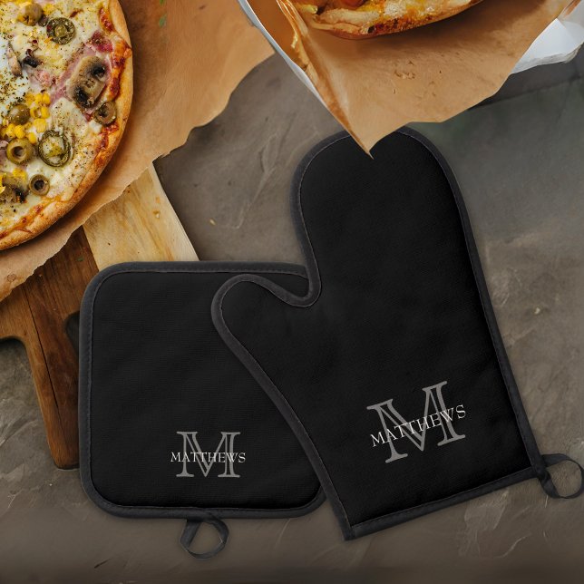 Set De Manoplas Monograma y nombre del Personalizado clásico negro (A personalized oven mitt and pot holder set is the perfect gift for anyone that loves to cook.)