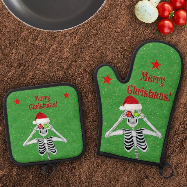 Set De Manoplas Navidades esqueletos ornamentos estrellas en verde (Happy skeleton holding ornaments Santa Hat red stars on green Christmas pot holder and oven mitt set)