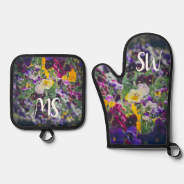 Set De Manoplas Pansias coloridas en flor en el jardín del campo