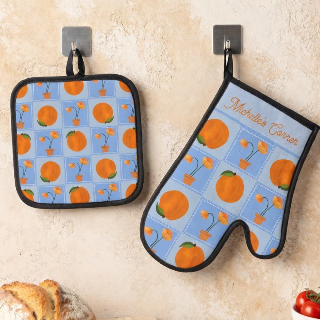 Set De Manoplas Parches Brillantes Melocotones Y Flores Alegres (Bake it cute. This illustrated oven mitt brings peaches, flowers, and your name into the kitchen.)
