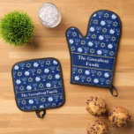 Set De Manoplas Patrón de Hanukkah azul lindo personalizado<br><div class="desc">Hermosa manta de horno Hanukkah y portamaletas ambientadas en azul bonito con un fresco patrón de estrella del judaísmo,  ideal para divertidos juegos de Chanukah,  y la menorah judía para una cena de vacaciones o reunión con tu sinagoga. Personalizar este regalo para alguien de tu familia.</div>