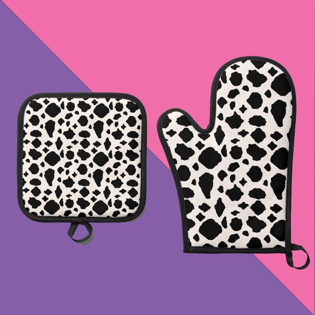 Set De Manoplas Patrón de vaca negro blanco occidental (An oven mitt and pot holder set featuring a black and white cow pattern.)
