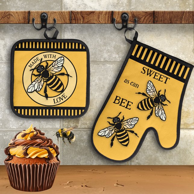 Set De Manoplas Sweet Honey Bee Ocher Black (Oven mitt and pot holder set featuring honey bees on an ocher black design - baking - chef - pastry)