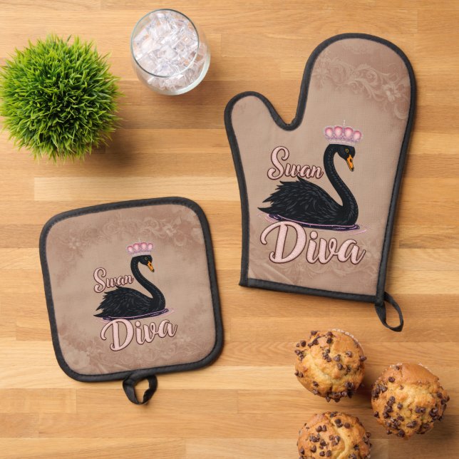 Set De Manoplas The black swan, queen of the water.  (De arriba hacia abajo)