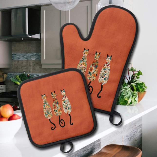 Set De Manoplas Tres gatos bohemios naranjas  (Pot holder set with three boho patterned cats on a burnt orange background.  )