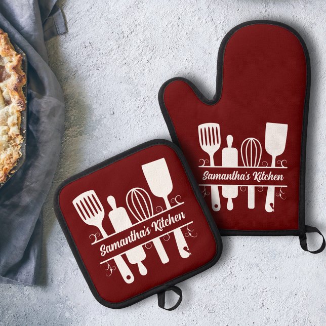 Set De Manoplas Utensilios de horneado florecientes Monograma Rojo (Flourish Baking Utensils Monogram Red Oven Mitt & Pot Holder Set)