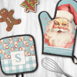 Set De Manoplas Vintage Santa Face Blue Gingham Monogrammed<br><div class="desc">Añada un toque nostálgico a su cocina de vacaciones con este encantador estuche para horno y su colchón con una vintage cara de Santa y un patrón de gingham azul. Perfecto para traer alegría festiva a su espacio culinario, este conjunto combina estilo y funcionalidad. Personalizar con tu monograma para hacerlo...</div>