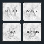 Set De Posavasos Clásicos Groomsmen Personalizados de Mármol Blanco<br><div class="desc">Añada un toque personal a su boda con un juego de montaña de groomsmen personalizado. Este conjunto de montaña rusa presenta el nombre personalizado del groomsman con título y fecha boda en gris claro y monograma en gris claro como fondo, en estilo clásico serif, sobre fondo de mármol blanco. También...</div>