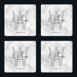 Set De Posavasos El nombre de Groomsman personalizado con guión de<br><div class="desc">Moderno Minimalista Personalizado Monograma y Regalos de nombres Este diseño presenta el nombre del groomsman personalizado en estilo de letra de escritura a mano gris moderno y monograma con estilo de fuente sans serif gris claro moderno como fondo, con detalles bodas en estilo de fuente sans serif moderno gris, sobre...</div>