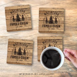 Set De Posavasos Familia Cabina Nombre Madera Rústica Personalizada<br><div class="desc">Crear un conjunto de montaña acrílica personalizada de 4 (en cuadrado o redondo) con NOMBRE FAMILIA CABIN y fecha u otro texto establecido por el año con una imagen de pinos forestales en el bosque y tablones de madera rústica. Ideal para una cabaña familiar, un refugio de montaña, una casa...</div>