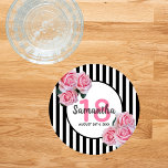 Set De Posavasos fiesta de 18 años rayas negras rosadas florales<br><div class="desc">Una montaña rusa para una fiesta de cumpleaños 18 para un chica. Rayas verticales clásicas delgadas en blanco y negro como fondo. Con rosas rosas negras, femeninas y románticas como decoración. Un marco blanco y rosa en la parte delantera con plantilla para 18 años, nombre y fecha. Número de edad...</div>