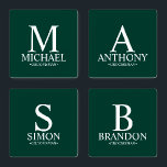 Set De Posavasos Monograma verde esmeralda y Groomsman de nombres<br><div class="desc">Regalos Groomsman personalizados modernos con monograma personalizado,  nombre del groomsman y título en estilo de letra serif clásico blanco sobre fondo verde esmeralda. También perfecto para el Mejor Hombre,  Padre de la Novia y más.</div>