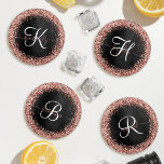 Set De Posavasos Rosa personalizado Purpurina de oro Monograma de e<br><div class="desc">Personaliza fácilmente este elegante diseño de moda con un purpurina rosa de oro brillante sobre un fondo metálico negro cepillado.</div>