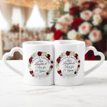 Set De Tazas De Café Aniversario de los Rosas del Boho Rojo y Rosa de B<br><div class="desc">Este hermoso conjunto de jarras está diseñado como un regalo de aniversario para tu pareja favorita. El diseño rústico de la moda boho incluye una corona de rosas acuáticos pintados a mano en tonos burdeos, rojos y rosa rubí, hojas de eucalipto y vegetación en el jardín. El texto incluye sus...</div>