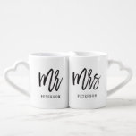 Set De Tazas De Café Brushed Mr. y Mrs.<br><div class="desc">Este adorable conjunto de jarras es un regalo perfecto para bodas,  duchas de novias,  San Valentín o aniversarios bodas. Diseñado por © berryberrydulce . Visite nuestra página web www.berryberrysweet.com para ver regalos modernos y elegantes y diseños de papelería.</div>